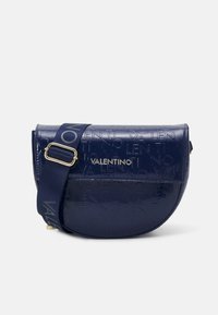 Námořnické modré crossbody taška Valentino s embosovaným vzorem loga, zlatou plaketou s logem a nastavitelným tmavě modrým popruhem s potiskem značky.