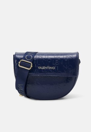 Námořnické modré crossbody taška Valentino s embosovaným vzorem loga, zlatou plaketou s logem a nastavitelným tmavě modrým popruhem s potiskem značky.
