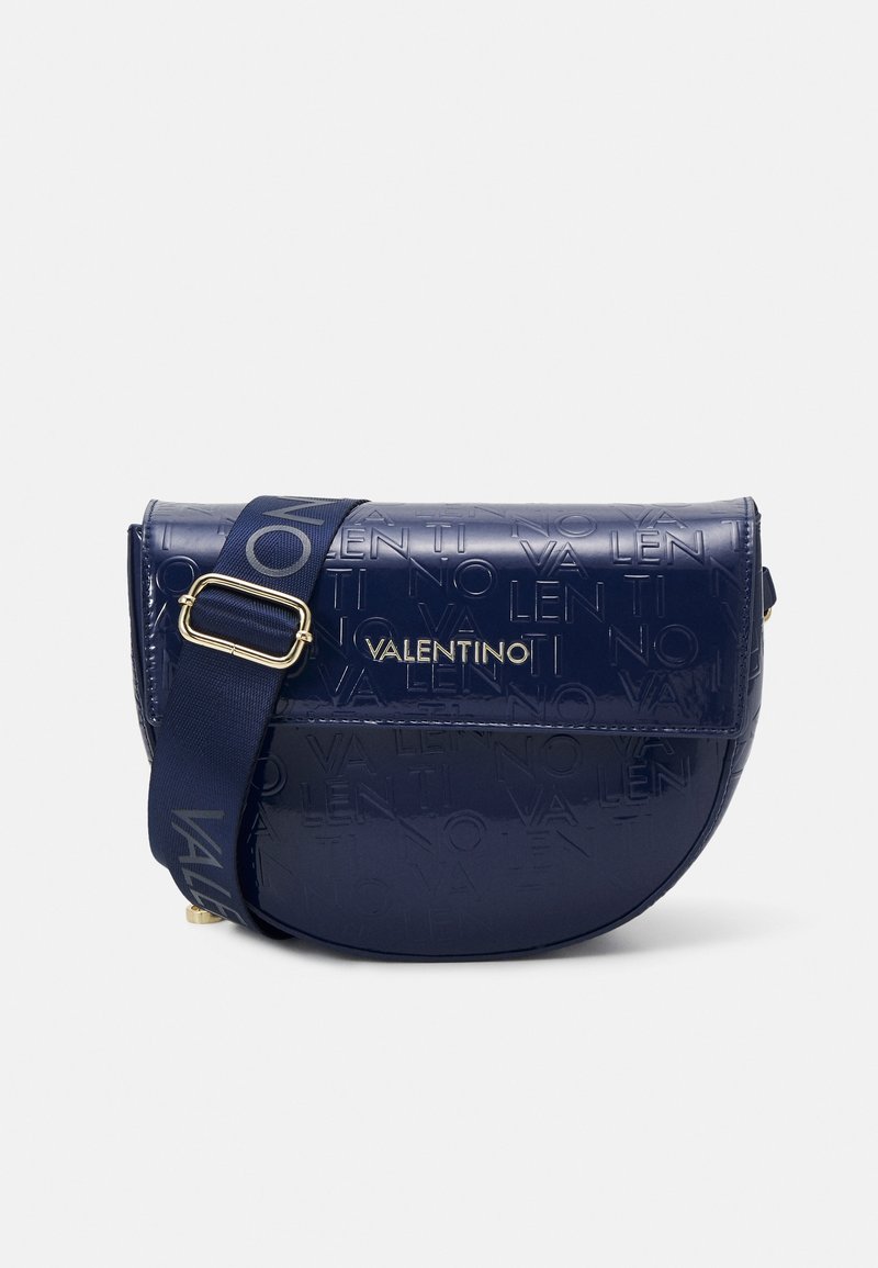 Námořnické modré crossbody taška Valentino s embosovaným vzorem loga, zlatou plaketou s logem a nastavitelným tmavě modrým popruhem s potiskem značky.