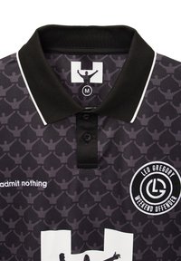 Polo nero con un design a fantasia, dotato di colletto nero, due bottoni e strisce bianche a contrasto. Inclusi loghi e testo.