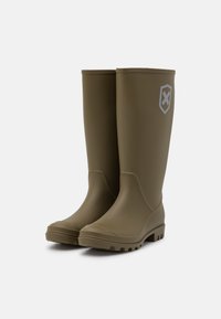 Botas de chuva de borracha verde-oliva com uma textura suave, design alto e um logótipo em prata no lado exterior. Sola estriada para tração.