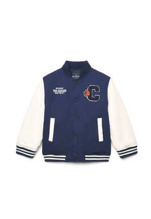 Veste universitaire bleu marine avec manches blanches, poignets rayés, poches avant et écussons indiquant "Michigan 1996 Chicago" et un ballon de basket avec la lettre "C".