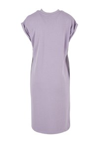 Lilac-kankaan t-paita mekko, jossa on lyhyet käännetyt hihat, pyöreä pääntie ja suora siluetti, joka ulottuu puoliväliin pohkeita. Sileä pinta, minimalistinen muotoilu.