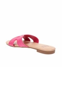 Infradito di gomma rosa con una larga fascia superiore e un plantare sagomato, dotati di una suola piatta color beige e dettagli hardware minimi.
