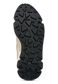 Suola di scarpa da trail running caratterizzata da una gomma nera testurizzata con lugs triangolari per una maggiore aderenza, messa a confronto con una intersuola di colore più chiaro.