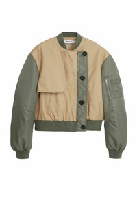 Afgekorte bomberjack in tan en olijfgroen. Heeft een knoopsluiting aan de voorkant, geribde manchetten, een flap met een patch en een ritszak op de mouw.