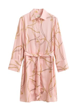 Ružičasta haljina košulja s dugim rukavima, tiskana s uzorkom zlatnih lančića, prednje kopčanje na gumbe, ovratnik i odgovarajući tkaninski remen vezan u struku.