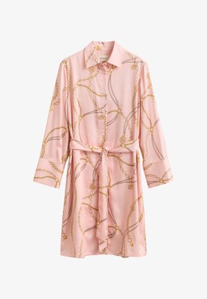 Roza obleka s srajčnimi rokavi, potiskana z zlatim verižnim vzorcem, z gumbi spredaj, ovratnikom in pasom iz istega materiala, ki je privezan okoli pasu.