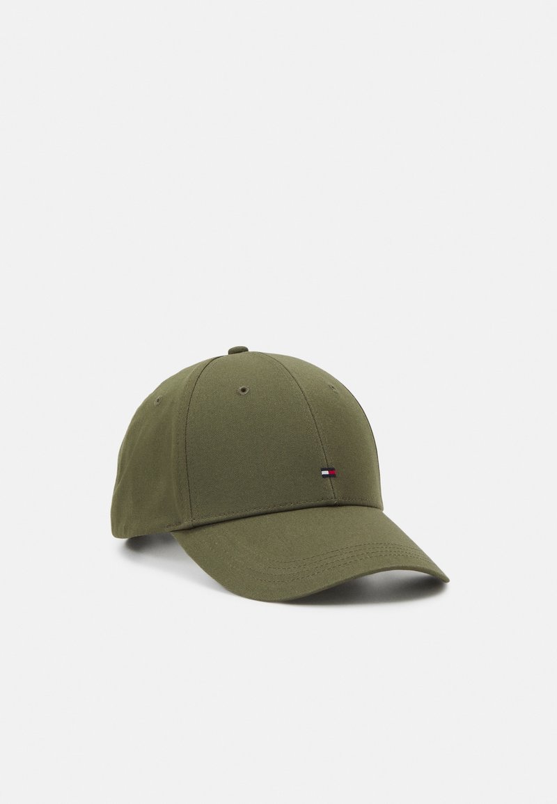 Casquette de baseball vert olive avec une visière courbée et un petit logo rectangulaire rouge, blanc et bleu marine sur le panneau avant, isolée sur fond blanc.