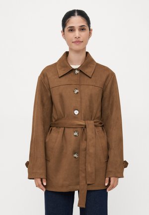 Veste en daim marron avec un col, fermeture à boutons, ceinture et poches latérales. Présente une texture lisse et une silhouette décontractée.