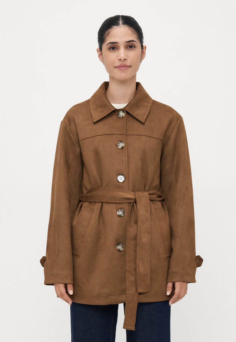 Braune Wildlederjacke mit Kragen, Knopfleiste, Gürtel und seitlichen Taschen. Besitzt eine glatte Textur und eine lockere Silhouette.