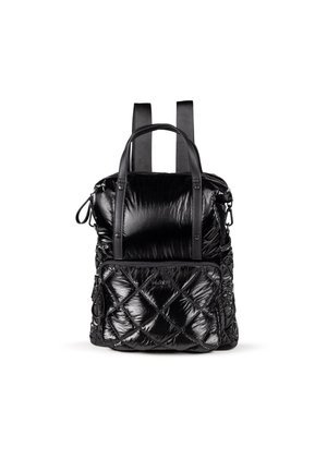 Mochila negra acolchada hecha de material brillante y acolchado. Cuenta con asas superiores, correas ajustables y un bolsillo con cremallera en la parte frontal. Acabado suave.