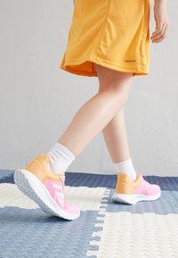 adidas Performance TENSOR - Sapatilhas para caminhada - bliss pink   cloud white   hazy orange