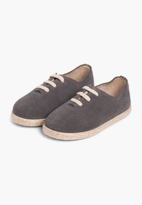 Scarpe in suede grigio con lacci beige, design a punta rotonda e suola in juta stile espadrilles. Texture liscia e lati bassi.