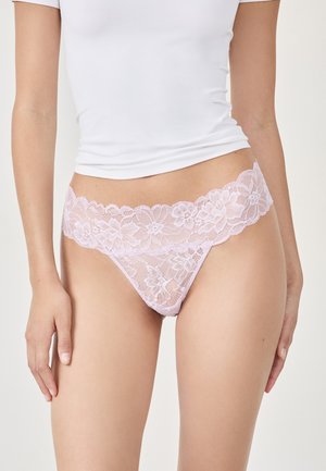Tanga in pizzo di un rosa chiaro con motivi floreali, dotato di una ampia cintura in pizzo floreale e corpo trasparente. Materiale morbido; design con copertura minima.