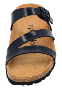 Granatowe klapki z trzema błyszczącymi paskami, klamrą oraz korkową wkładką o teksturowanej powierzchni i gumową podeszwą.