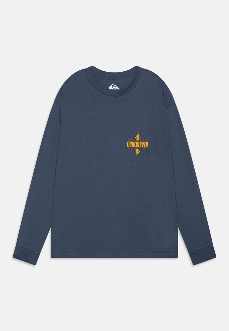 Camisa de manga larga en azul marino, hecha de tela suave. Presenta un gráfico en forma de diamante y texto en amarillo y beige en el pecho.