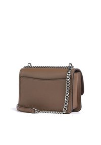 Borsa a spalla in pelle marrone con texture, dotata di tracolla a catena, caratterizzata da un design semplice e una tasca piatta sul davanti.