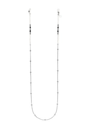Weiße und schwarze Perlenbrillenkette mit Metallverschlussverbindern und kleinen silbernen Kettengliedern, gleichmäßig über die Länge verteilt.