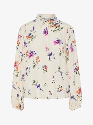 Bloes met bloemenprint en lange pofmouwen, lichte crème basis, met paarse, oranje en groene bloemmotieven, en een klassiek kraagontwerp.