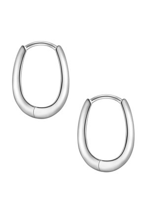 Orecchini a cerchio in argento con un design arrotondato e liscio. Forma leggermente curvata e finitura lucida. Il dettaglio delle cuciture aggiunge interesse visivo.