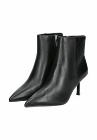 Stivali neri in pelle fino alla caviglia con punta a punta e chiusura con zip, caratterizzati da un sottile tacco a stiletto e una texture liscia.