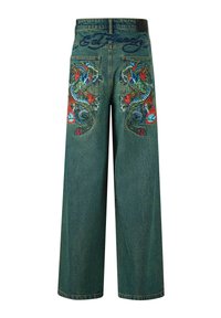 Zelené džíny širokého střihu z denimu s propracovanou výšivkou draka na zadních kapsách a vyšitým logem nad nimi. Texturovaná látka s klasickým střihem.