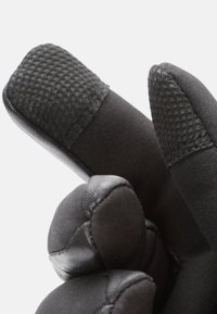 Černé rukavice s texturovaným gripem na prstech, vyrobené z hladkého, elastického materiálu s polstrovanými klouby a švy pro zajištění odolnosti.