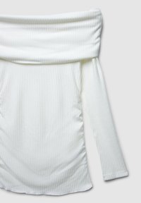 Top lungo bianco off-the-shoulder con maniche lunghe realizzato in tessuto a costine, con scollo drappeggiato e texture liscia con lati arricciati.