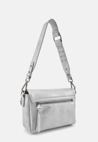 Borsa a tracolla in pelle argento con forma rettangolare, tasca frontale con zip, tracolla regolabile con dettagli metallici e texture liscia.