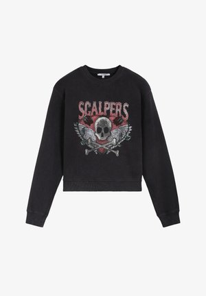 Sort langærmet sweatshirt med rund hals, med et motiv af en kranie, krydsede knogler, vinger, roser og ordet "Scalpers" i rød tekst på forsiden.