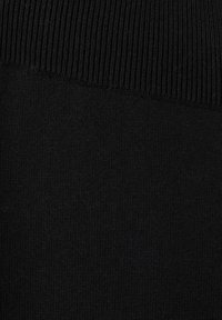 Material negru tricotat cu textură nervurată în partea de sus, finisaj neted dedesubt și culoare uniformă pe toată suprafața. Fără modele sau accente vizibile.