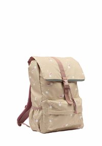 Rucsac bej cu model cu stea roz și lună, curele reglabile, închidere cu clapetă superioară, buzunar exterior și textură textilă.