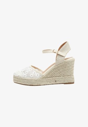 Sandalia espadrille de cuña con suela trenzada beige, puntera cerrada de encaje floral y tira ajustable en el tobillo con hebilla.