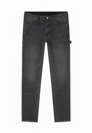Zwarte slim-fit jeans met voorzakken en een muntzakje, een knoopsluiting, ceintuurlussen en een utiliteitslus aan de rechterpijp.