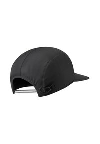 Casquette noire au design arrondi, fabriquée en tissu texturé. Elle possède un bord incurvé et une sangle réglable à l'arrière avec des bandes élastiques.