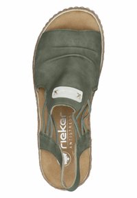 Sandale en cuir vert avec un design ouvert à l'avant, des côtés tressés et une semelle intérieure beige. Comprend une étiquette de marque blanche et des détails de bord tressés.