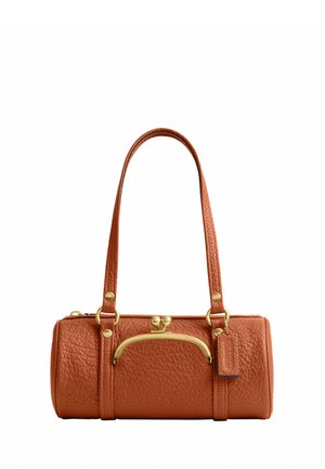 Sac à main en cuir marron texturé avec de longues sangles et une petite poche avant avec un fermoir doré et une étiquette de marque en cuir.