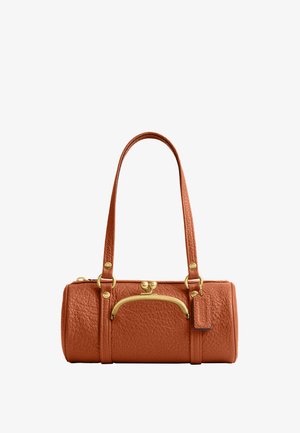 Sac à main en cuir marron texturé avec de longues sangles et une petite poche avant avec un fermoir doré et une étiquette de marque en cuir.