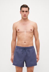 Menns navy badebukser med teksturert stripete design, elastisk midje, justerbar snor og avslappet passform.