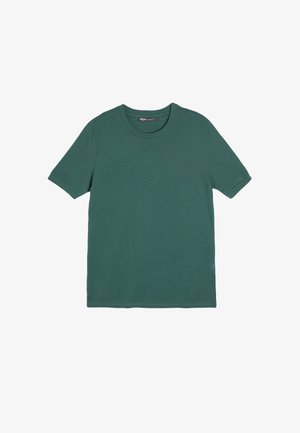 Camiseta de manga corta en verde oscuro, hecha de una tela suave, con escote redondo y un corte holgado que proporciona una textura suave.