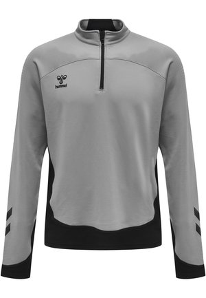 Grijze sportpullover met een halve ritssluiting, zwarte accenten en gestructureerde stof. Heeft een logo op de borst en een gestreept ontwerp op de mouwen.