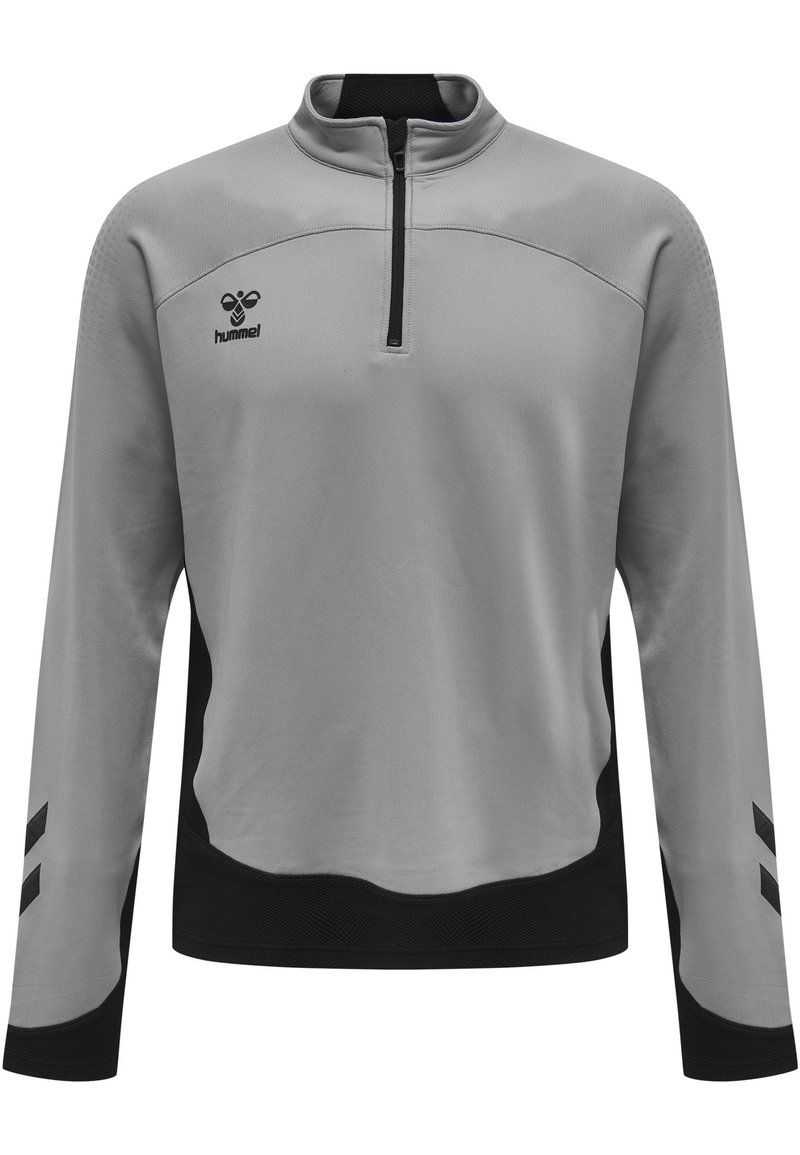 Pullover sportivo grigio con collo a mezza zip, accenti neri e tessuto testurizzato. Presenta un logo sul petto e un design a strisce sulle maniche.