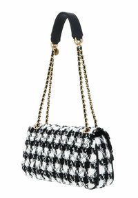 Sac à main en tweed noir et blanc avec un motif matelassé, doté d'une chaîne dorée et d'une anse supérieure en cuir noir.