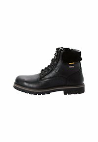Bota de cuero negro con puntera redonda, cordones en la parte delantera, cuerpo texturizado, detalles de ante y suela de goma resistente. Incluye un pequeño logo metálico.