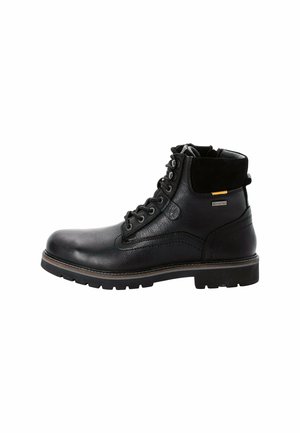 Bota de cuero negro con puntera redonda, cordones en la parte delantera, cuerpo texturizado, detalles de ante y suela de goma resistente. Incluye un pequeño logo metálico.
