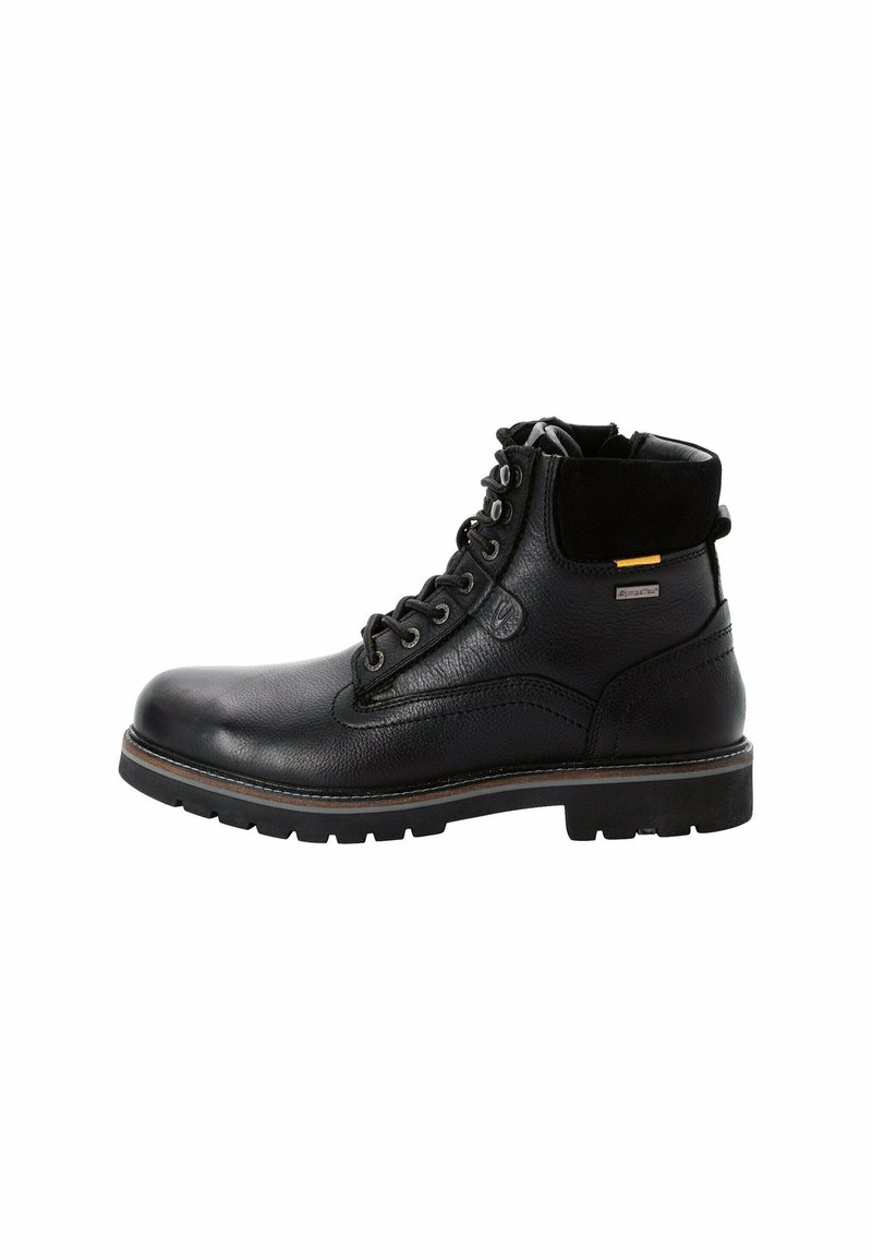 Bota de cuero negro con puntera redonda, cordones en la parte delantera, cuerpo texturizado, detalles de ante y suela de goma resistente. Incluye un pequeño logo metálico.