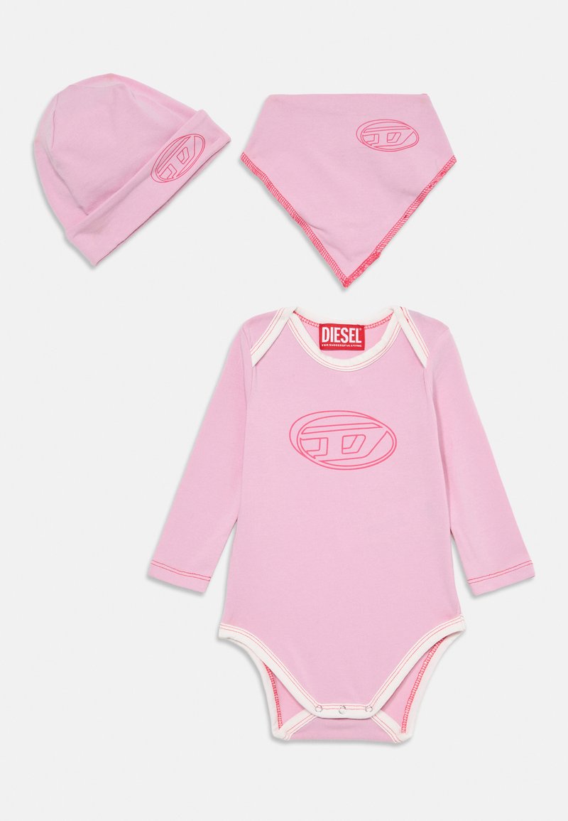Rosa babyoutfit-set bestående av en långärmad bodysuit, hatt och bandana. Mjukt bomullstyg; logotyp med detalj i matchande rosa kontur.