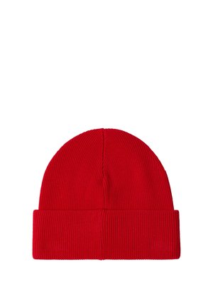 Czerwona prążkowana czapka typu beanie z podwiniętym mankietem, pokazana na białym tle.