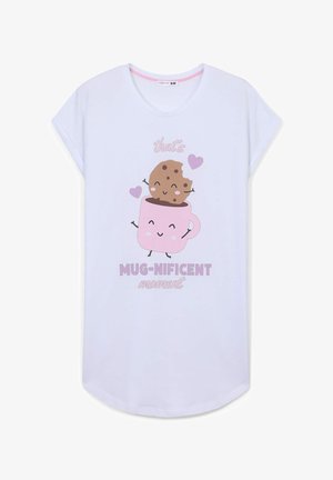 T-shirt bianco a maniche corte con una tazza rosa raffigurante un biscotto sorridente e cuori, con il testo "è un momento MUG-nifico" sotto.